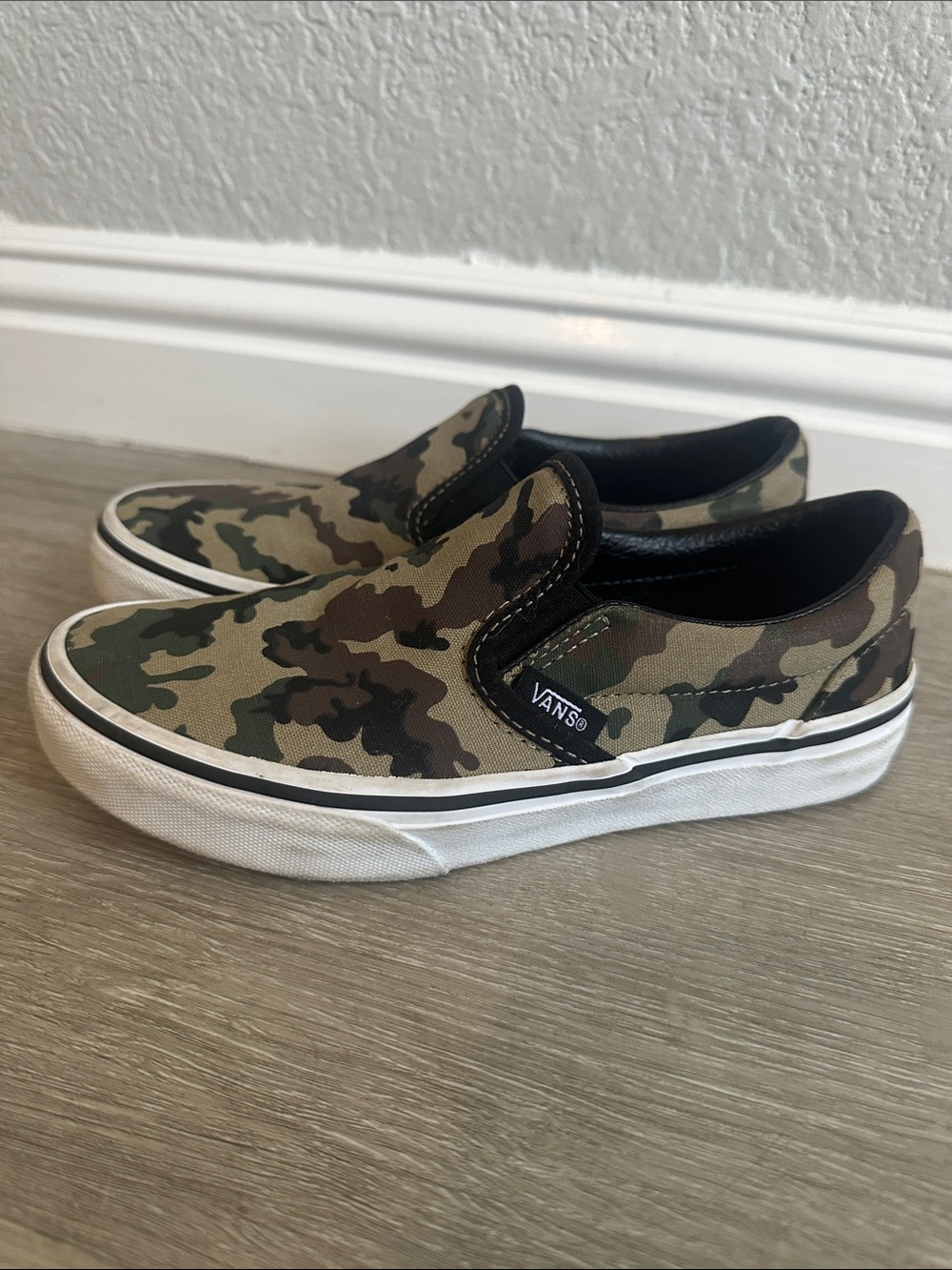 Vans Kids Classic Slip On Sneakers in Camouflage No Tie Shoes Size 1.5